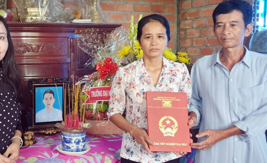 Trao bằng Kỹ sư danh dự cho sinh viên ngành Công nghệ kỹ thuật ô tô đã qua đời